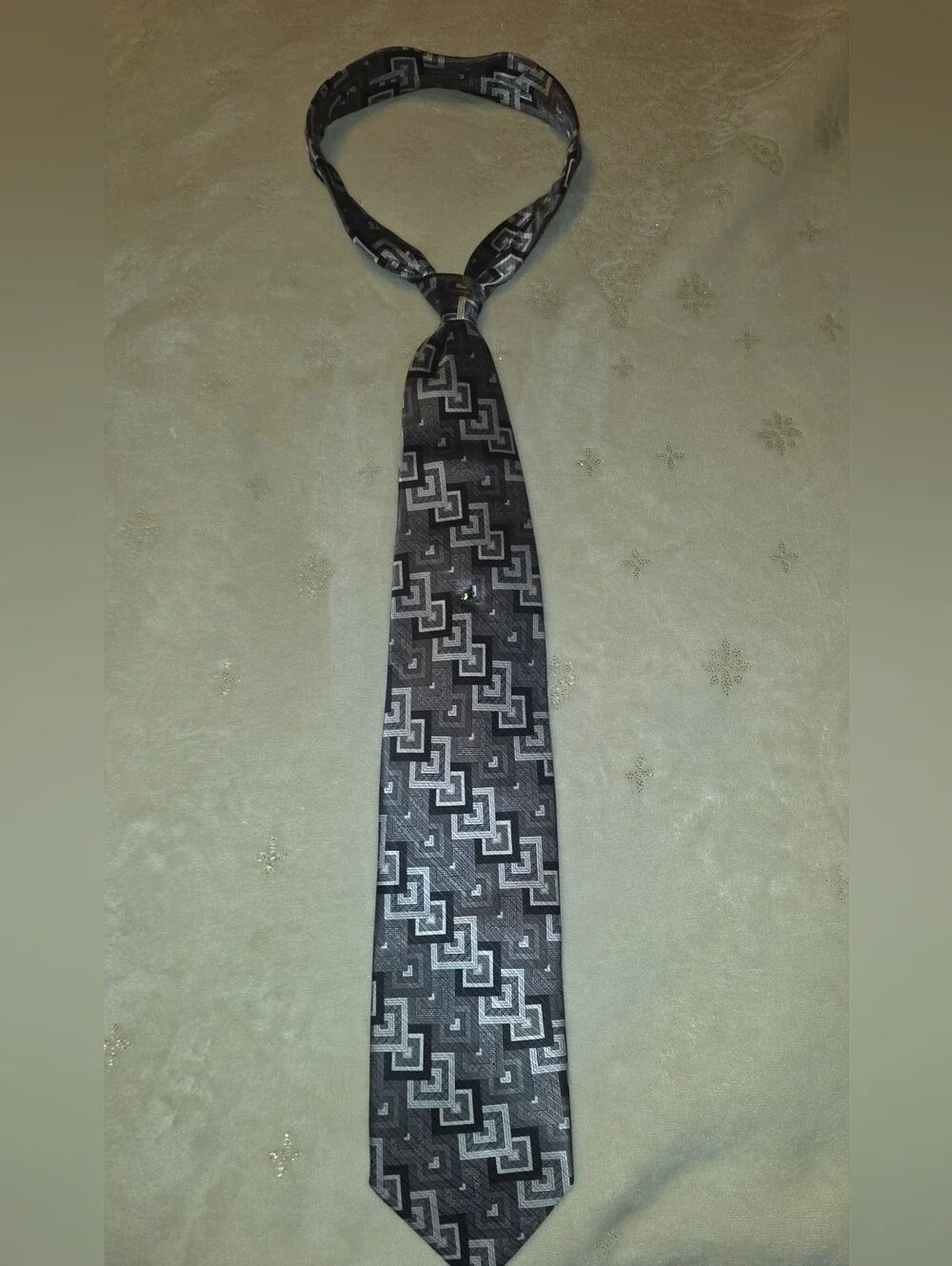 Irvine Park Silk Tie & Tack Classic Geometric Pattern in Black and Gray